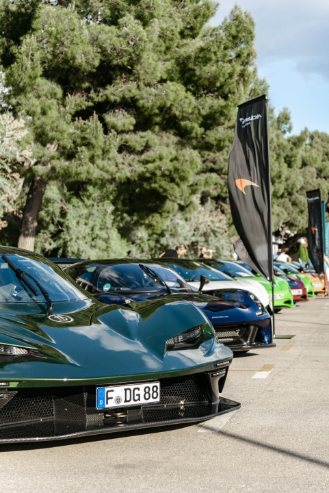 Spoj ekskluzivnih jahti i isto takvih automobila u marini u Mandalini