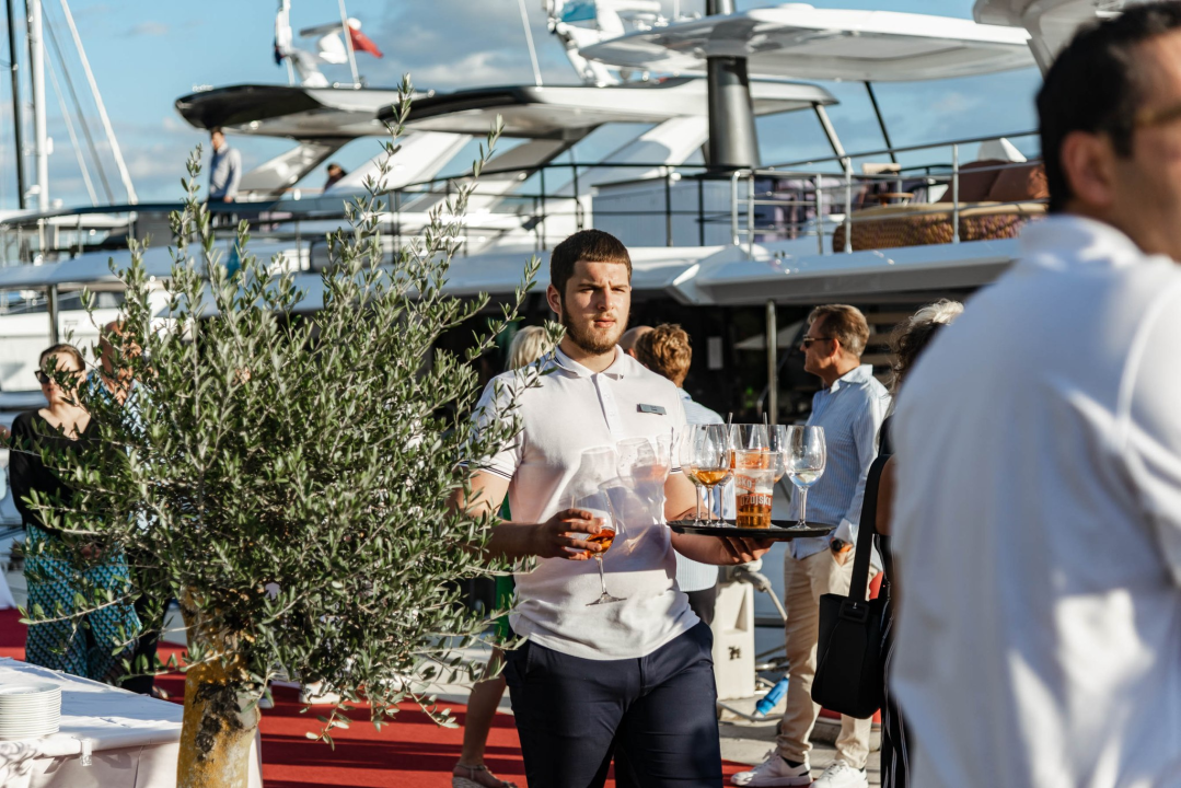 Spoj ekskluzivnih jahti i isto takvih automobila u marini u Mandalini