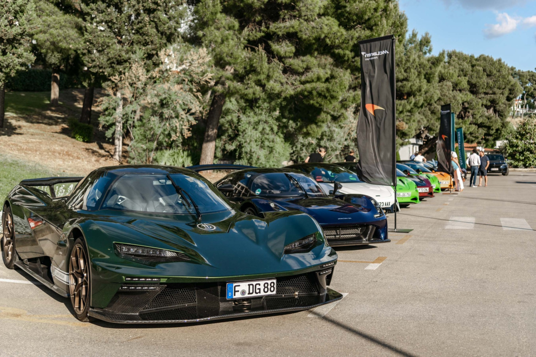 Spoj ekskluzivnih jahti i isto takvih automobila u marini u Mandalini