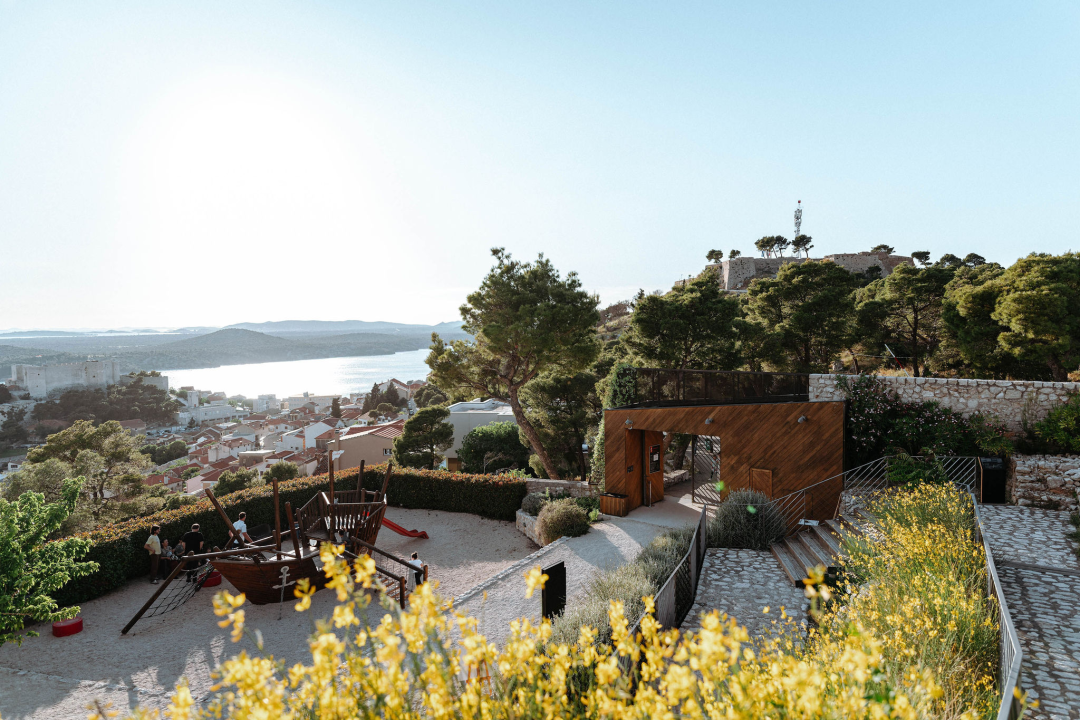 Odlično raspoložena publika i fantastičan nastup Urbana i gudača na Tvrđavi sv. Mihovil