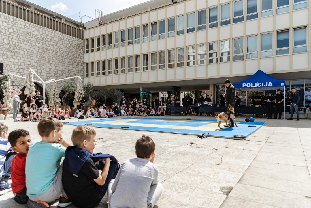 Policajci 'zauzeli' trg ispred Županije kako bi prezentirali svoje zanimanje