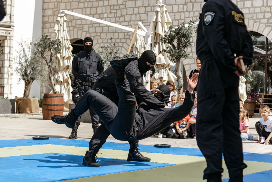 Policajci 'zauzeli' trg ispred Županije kako bi prezentirali svoje zanimanje