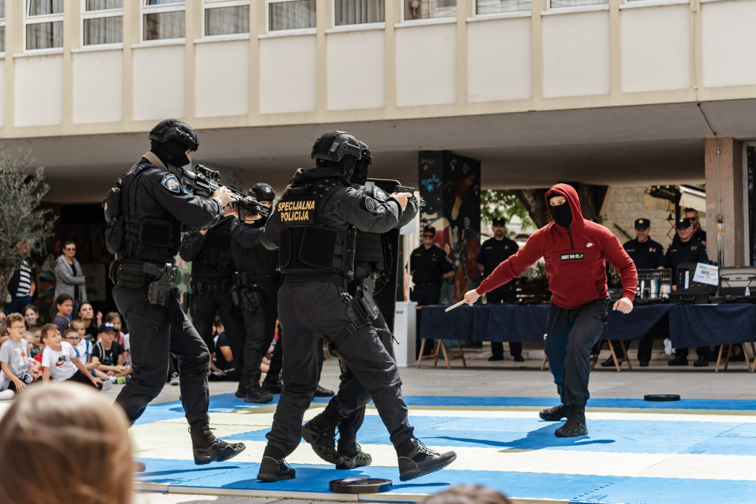 Policajci 'zauzeli' trg ispred Županije kako bi prezentirali svoje zanimanje
