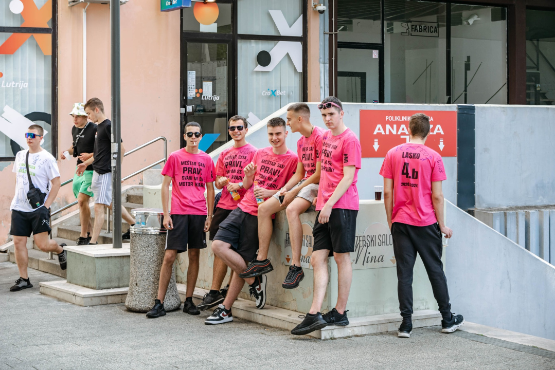 Šibenski maturanti opraštaju se od škole: Slave uz domaće hitove, a budućnost vide vani