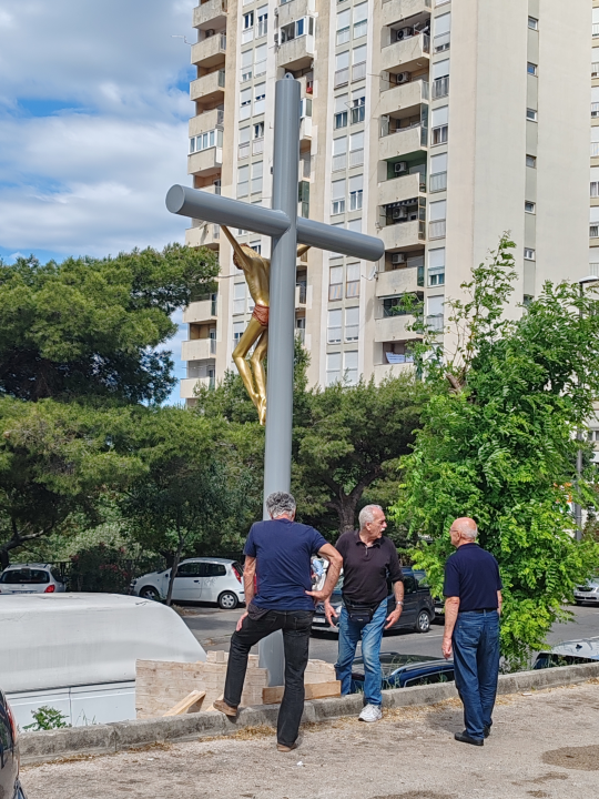 Ostvarena dugogodišnja želja župljana: Postavljen križ na Baldekinu