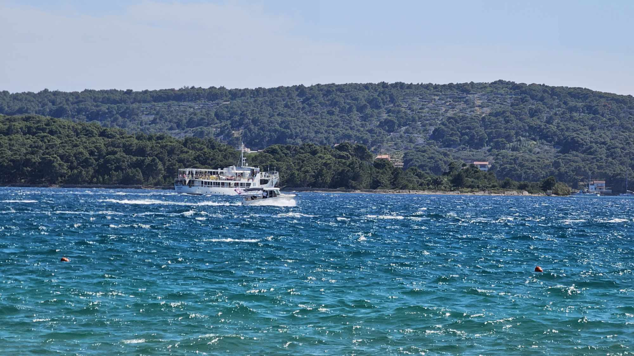 Mještani Prvića prosvjedovali jer su nezadovoljni brodovima koji ih povezuju s kopnom