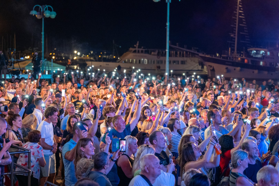 Prije koncerta Škore, Zeke i Lille, Neda Ukraden promovirala album na pučini. Zaplovio i gradonačelnik Desto