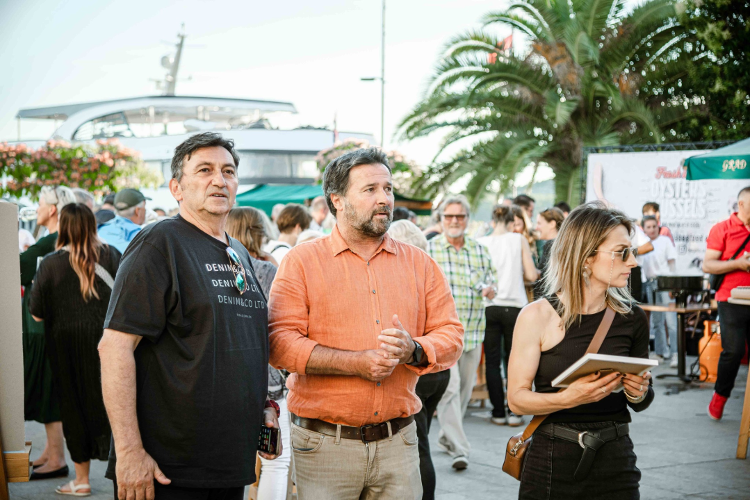 Zbog jednog skladnog para trg ispred Županije i ove je godine pun