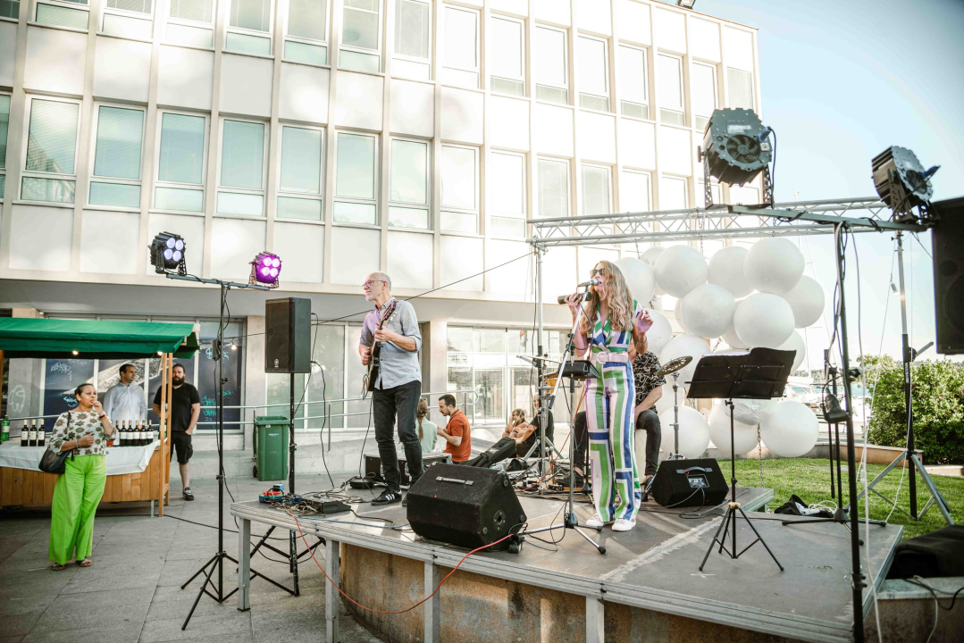 Zbog jednog skladnog para trg ispred Županije i ove je godine pun