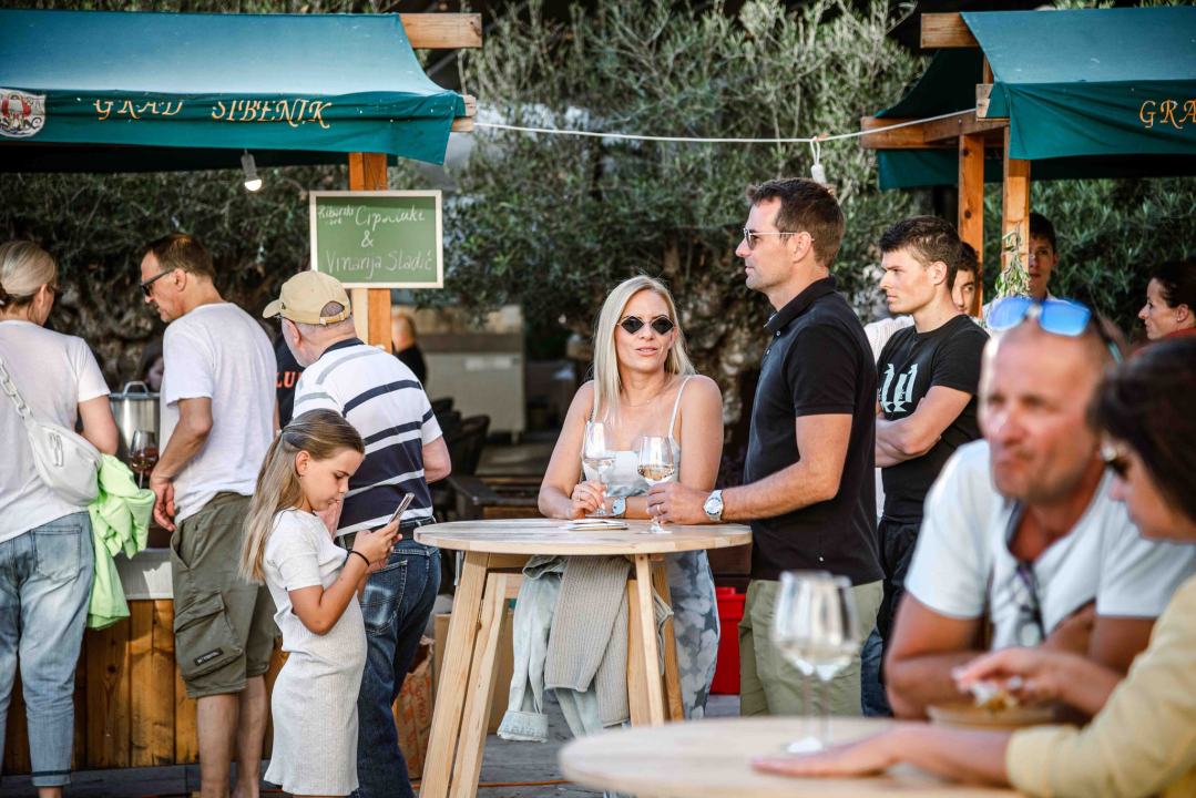 Zbog jednog skladnog para trg ispred Županije i ove je godine pun