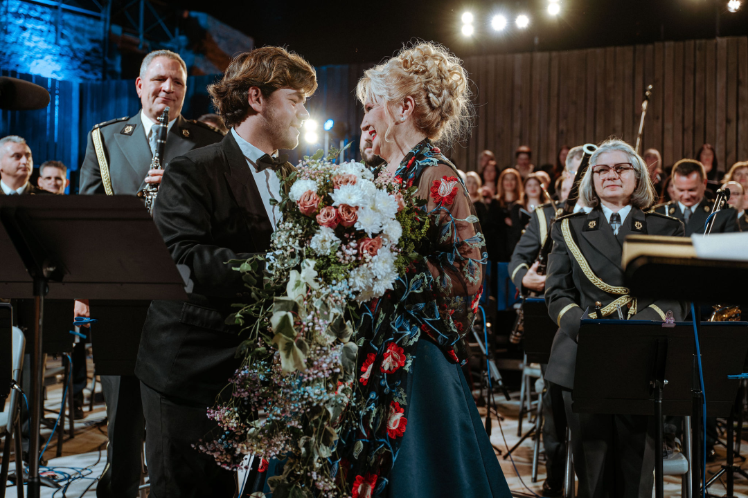 Proslava velikog jubileja: Istinski glazbeni užitak na koncertu Kola i Orkestra HV-a na tvrđavi sv. Mihovila 