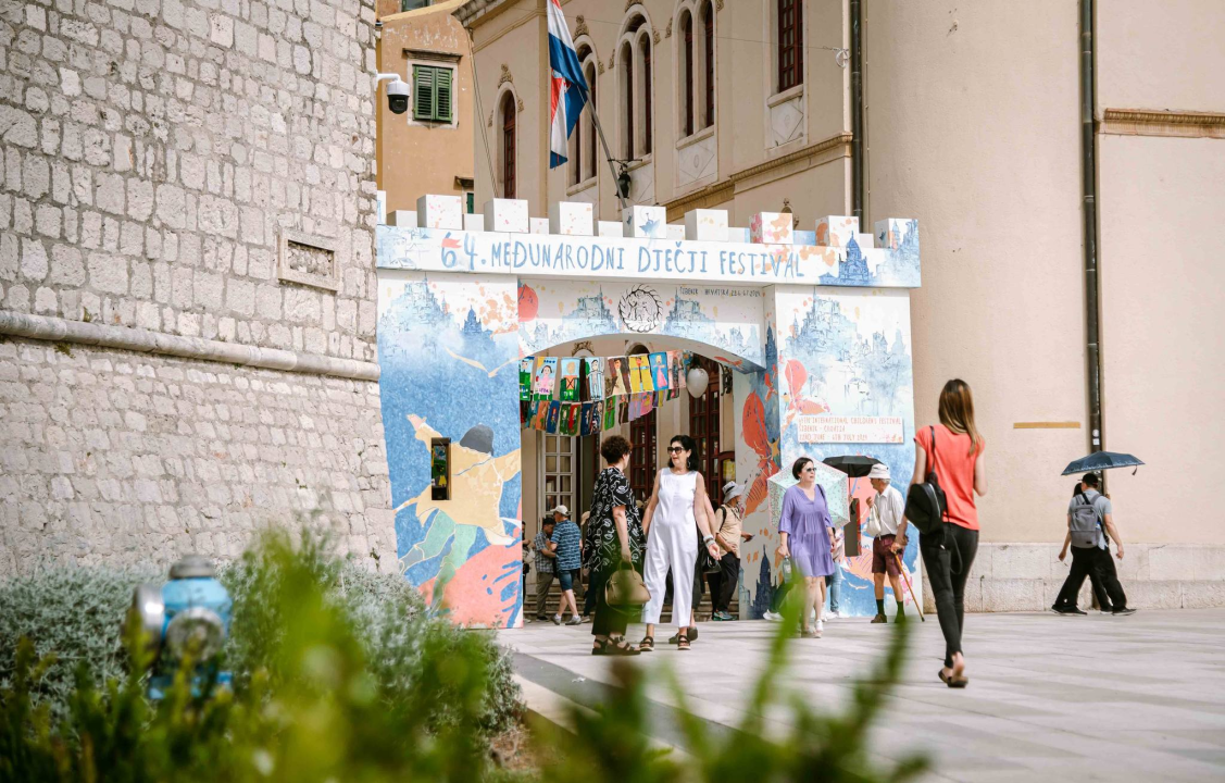 Kod kazališta postavljena vrata sreće, MDF polako preuzima grad