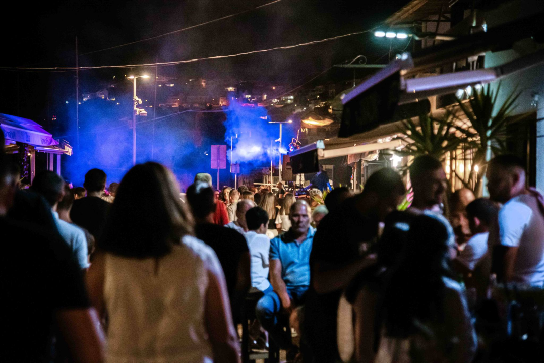 Šibenska noć izvukla ljude u grad, a zabavljao ih je Magazin dobrim starim hitovima