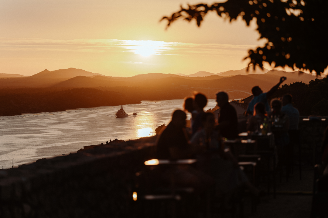 Natali Dizdar, vatromet i odlično raspoloženi Šibenčani: 'Odjednom mjesec izlazi točno iza nje'