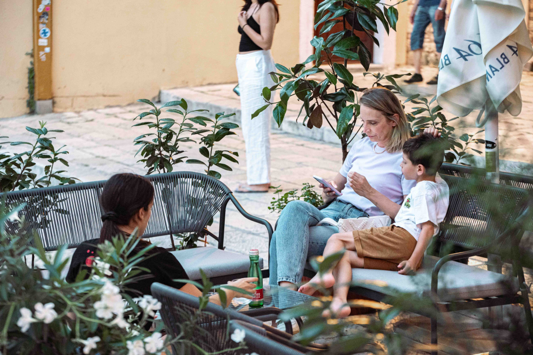 Mladi par u srcu grada otvorio posebni Ginfinity Bar!