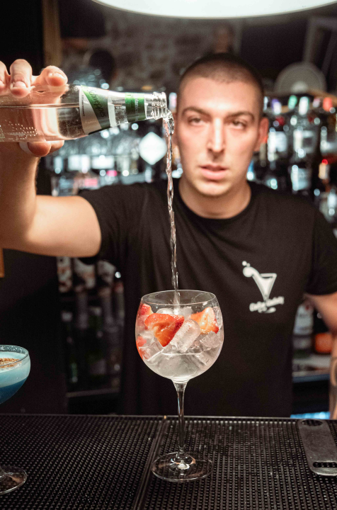 Mladi par u srcu grada otvorio posebni Ginfinity Bar!