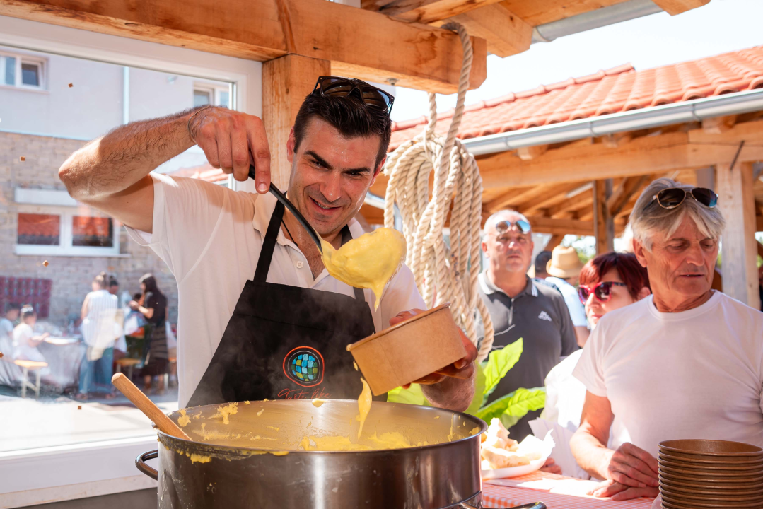 Tragom carskog jelovnika u Kistanjama s Dinom Bebićem, jela se janjeća jetrica