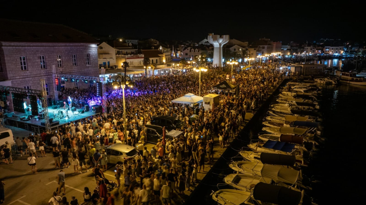 Jelena Rozga održala koncert za pamćenje pred prepunom rivom u Vodicama