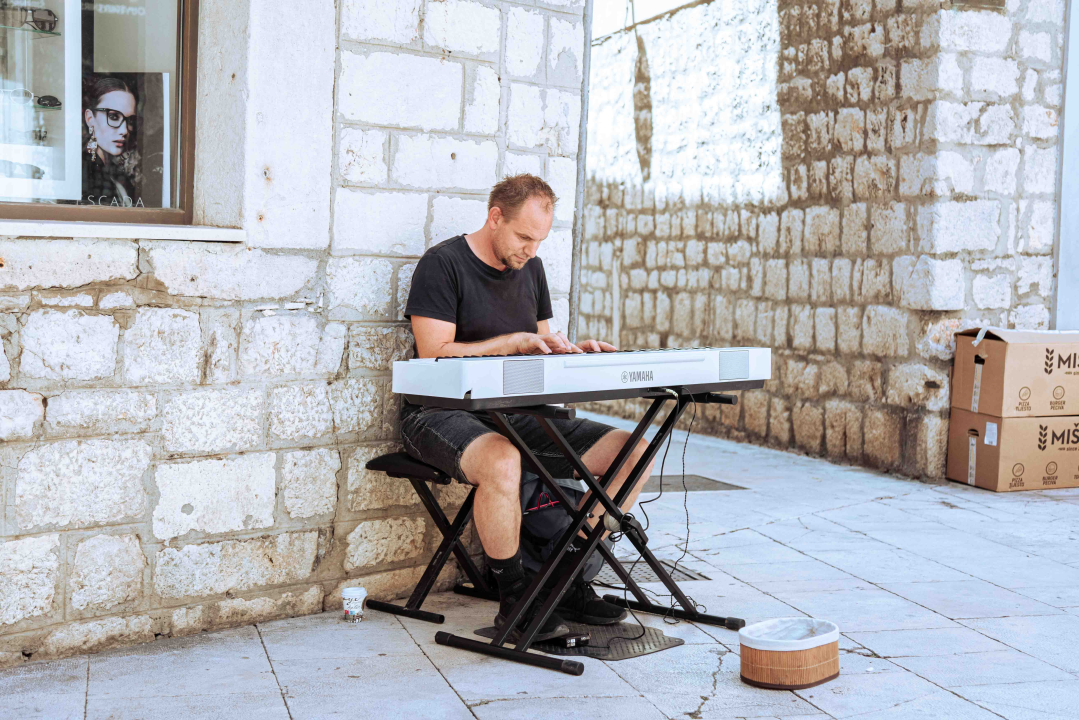 Poznato lice iz kulinarskih TV emisija nevolja je, zbog jedne žene, učinila uličnim sviračem