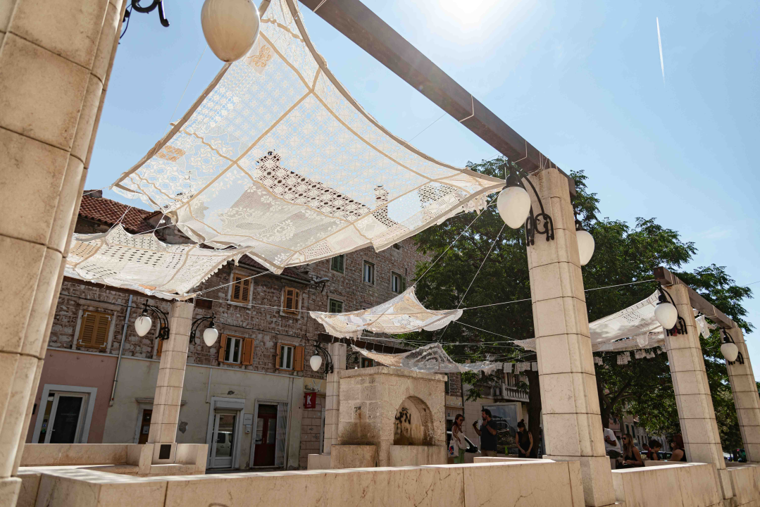 Od danas na Starom pazaru vam ženski ručni rad pruža hlad: 'Neka ovo postane mjesto druženja'