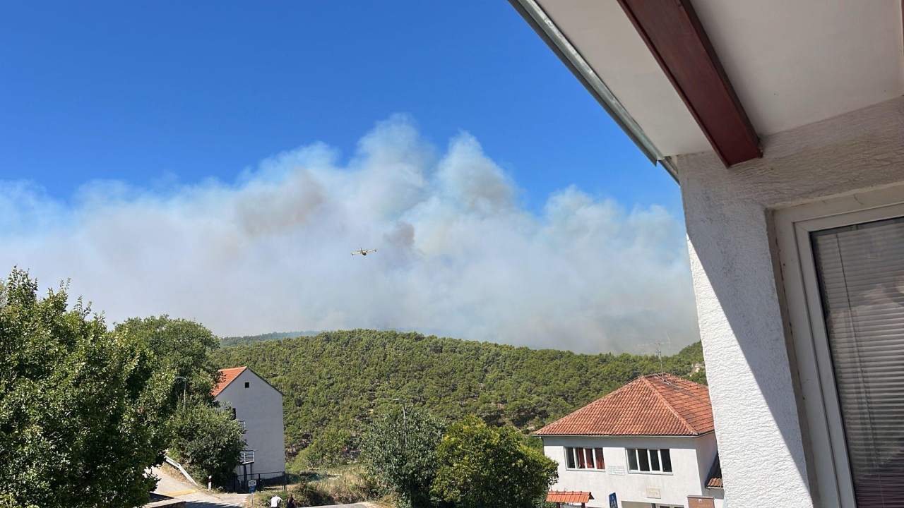 Preko 120 vatrogasaca bori se s požarom: 'Postoji šansa da se proširi u pravcu Dubravica i NP Krka'
