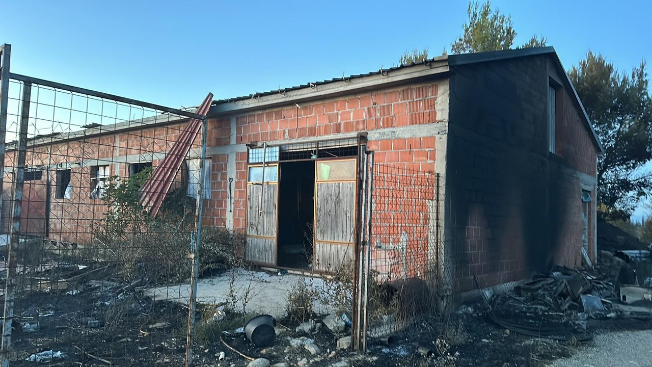 Preko 120 vatrogasaca bori se s požarom: 'Postoji šansa da se proširi u pravcu Dubravica i NP Krka'