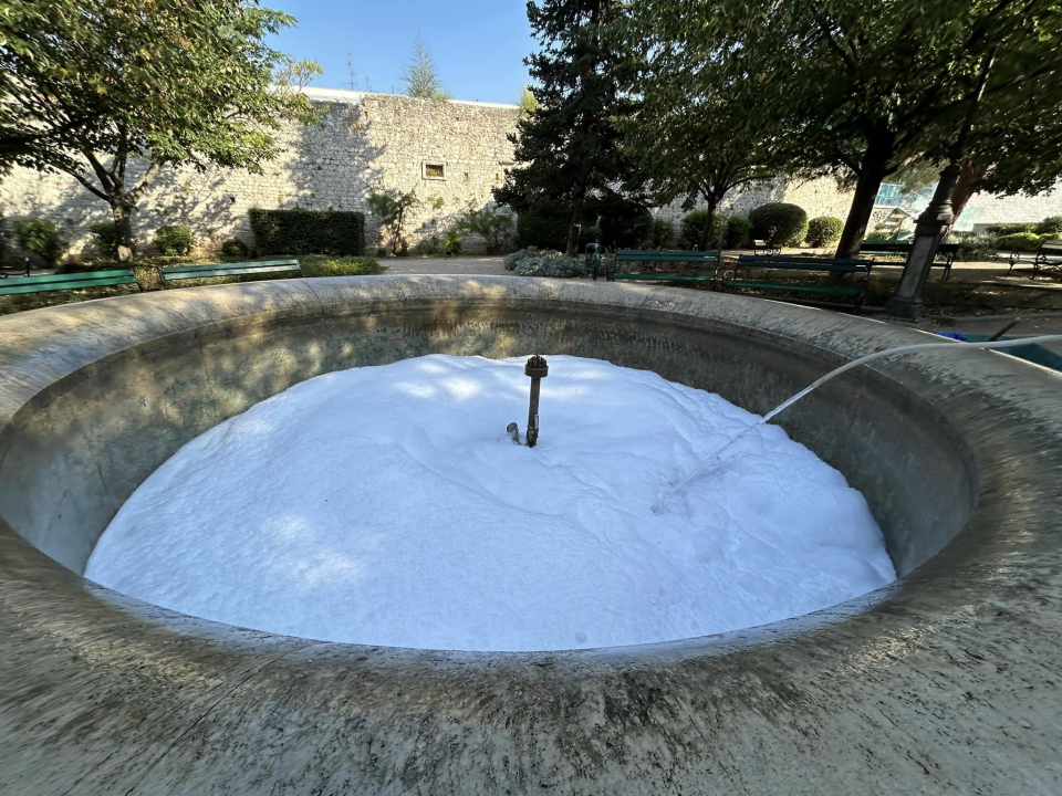 Ljudska glupost je beskrajna pa je netko napravio ‘pjena party’ u fontani u Đardinu 