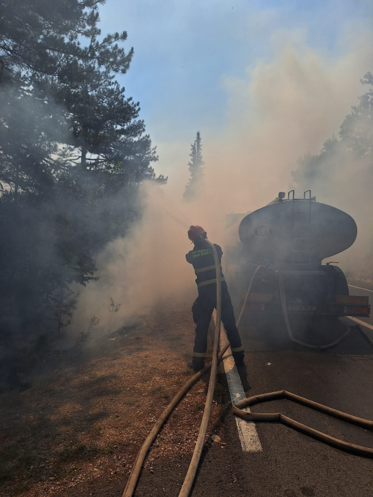 Gori iznad Roškog slapa, požar u zaleđu Skradina i dalje aktivan: Na terenu je 159 vatrogasaca
