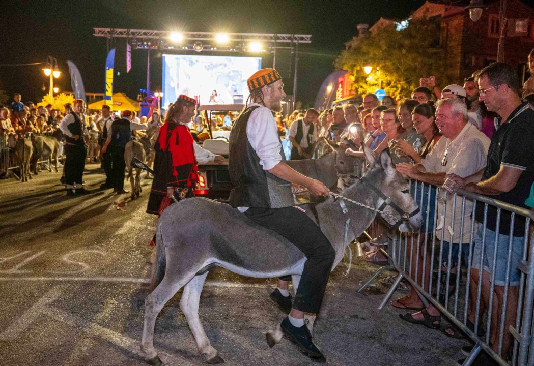 Andrija Popov i magarac Miško pobjednici 57. magarećih utrka