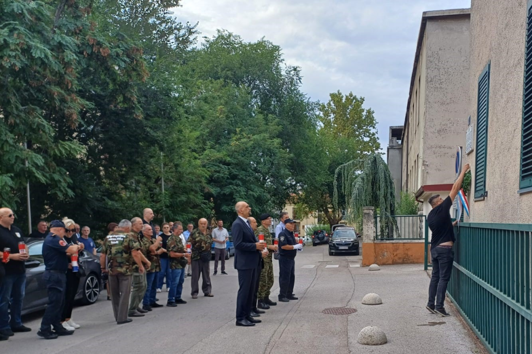 U povodu obilježavanja 5. kolovoza položeni vijenci i zapaljene svijeće u Kninu