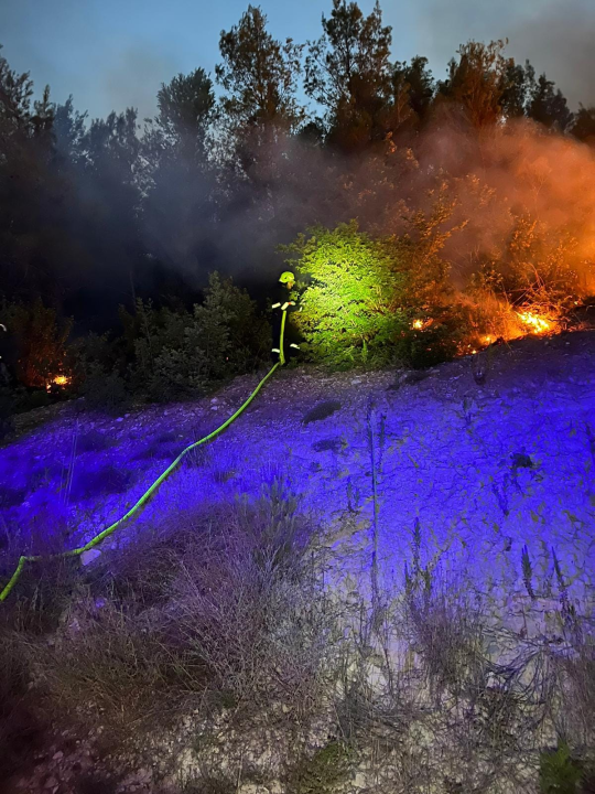 I dalje gori kod Visovačkog jezera, na terenu 120 vatrogasaca: Jednom je pozlilo, prebačen je u šibensku bolnicu