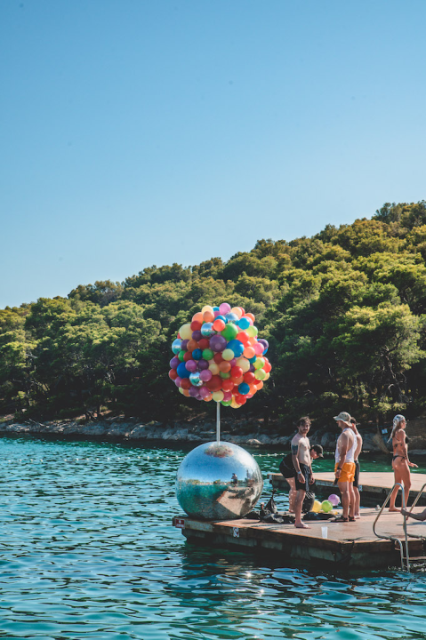 Defected Croatia: Pet tisuća partijanera uživalo u Tisnom 