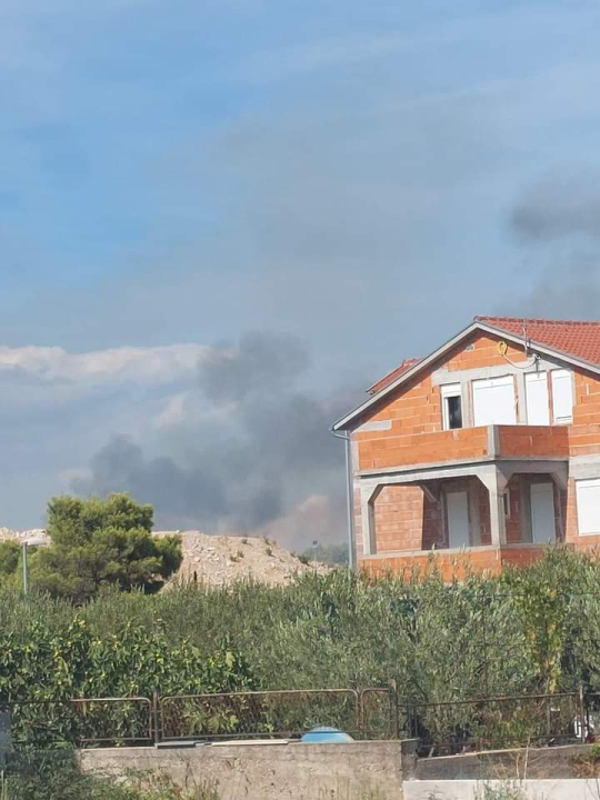 Lokaliziran požar u blizini Vodica, izgorjelo 1,8 hektara trave, niskog raslinja i pokoja maslina