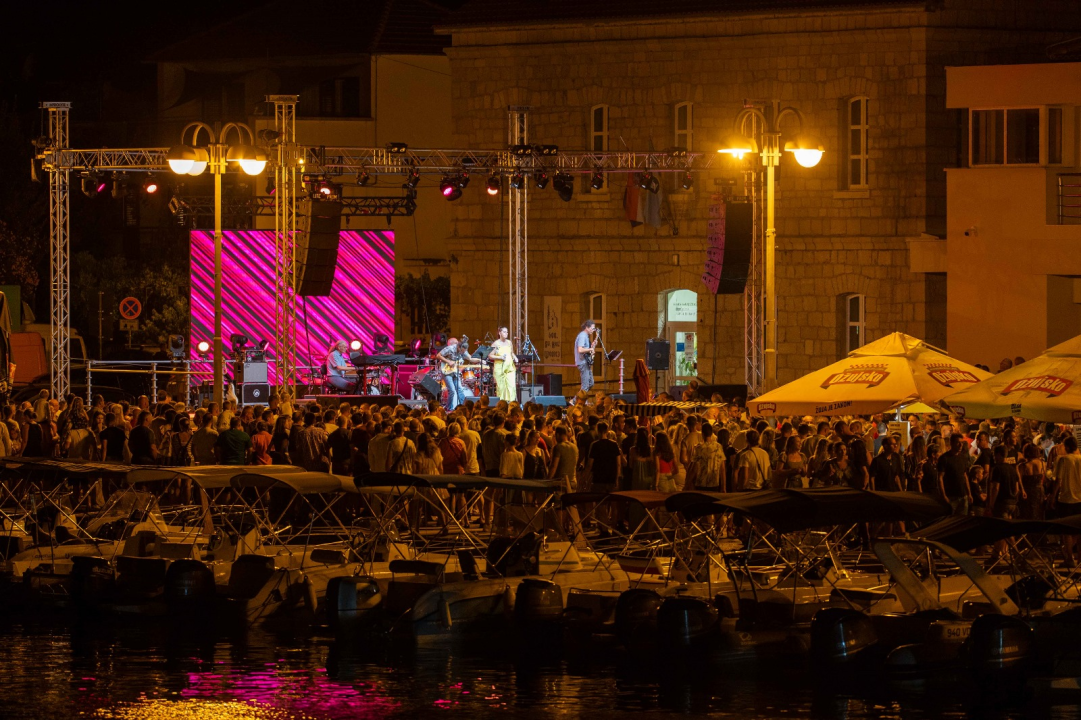 Vodička fešta okupila rekordan broj ljudi: Iće i piće, Mile Perkov, Fenixi, Spectrum i legendarni Petar Grašo