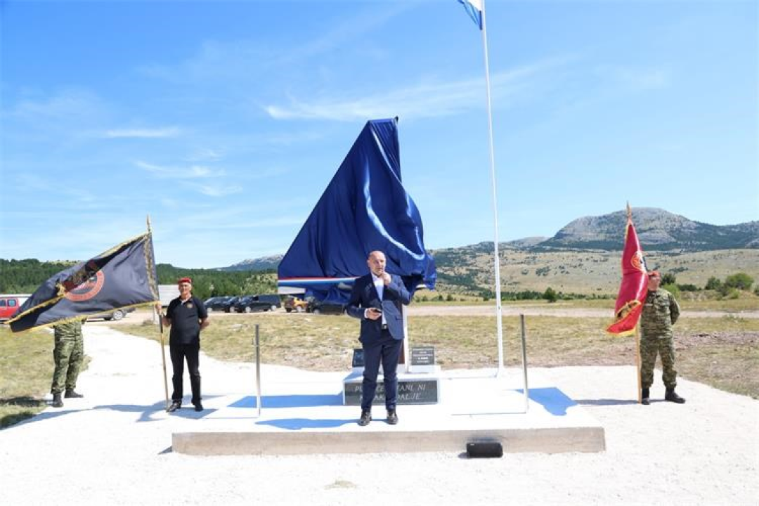 Na Crvenoj zemlji poviše Knina postavljen spomenik braniteljima