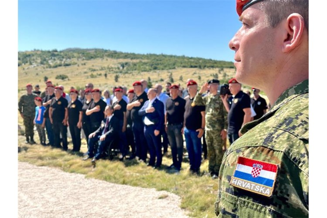 Na Crvenoj zemlji poviše Knina postavljen spomenik braniteljima
