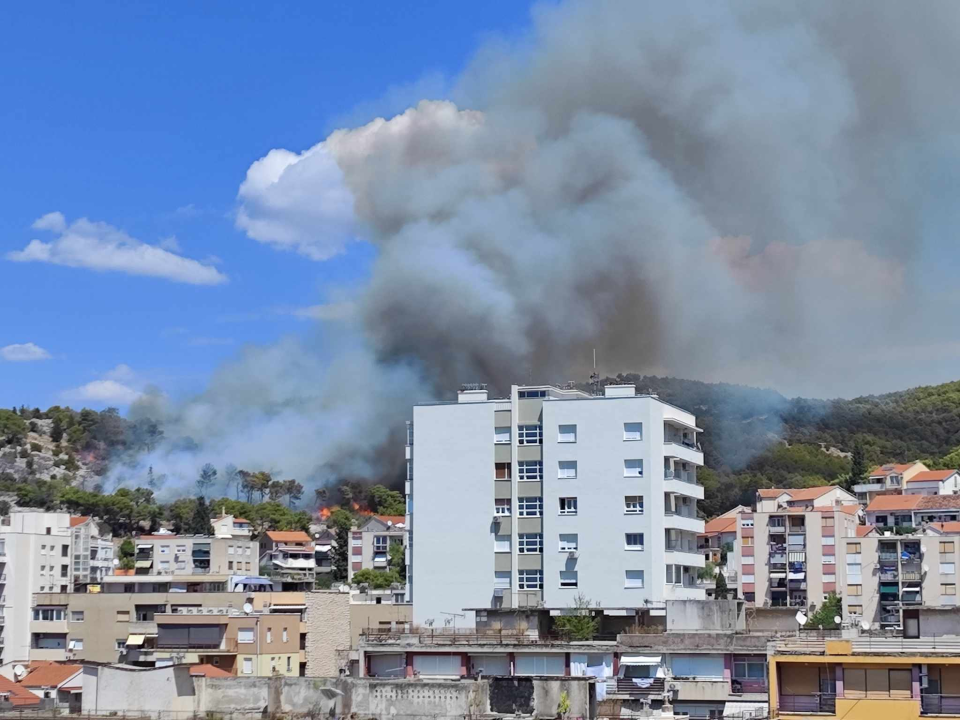 Požar i dalje aktivan, no pod kontrolom je vatrogasaca: Izgorjela je površina od oko 3,5 hektara