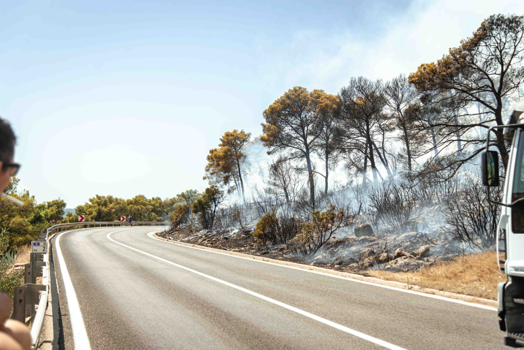 Požar i dalje aktivan, no pod kontrolom je vatrogasaca: Izgorjela je površina od oko 3,5 hektara