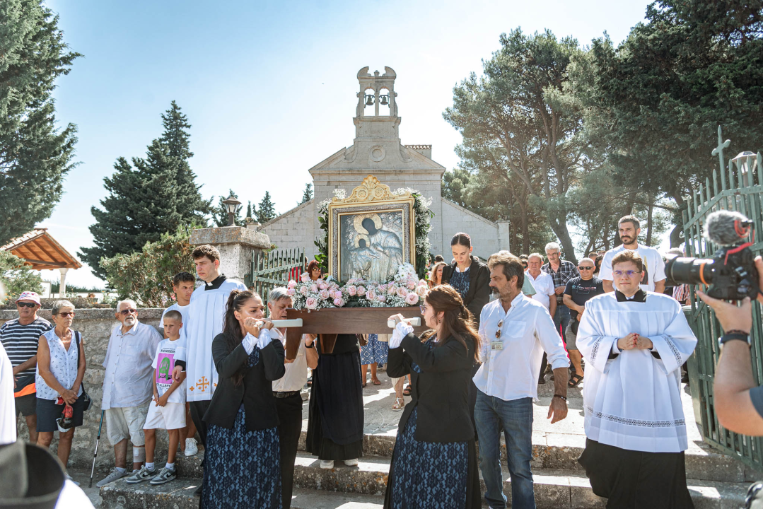 Velik broj vjernika okupio se u marijanskom svetištu u Vrpolju: Misu predvodio biskup Rogić