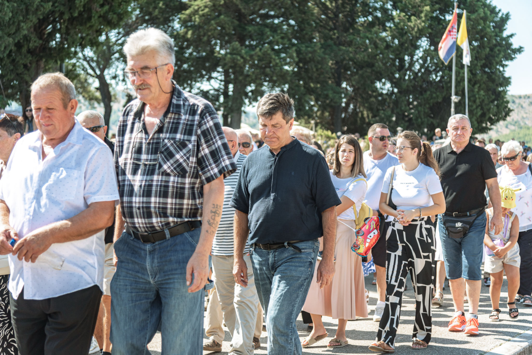 Velik broj vjernika okupio se u marijanskom svetištu u Vrpolju: Misu predvodio biskup Rogić