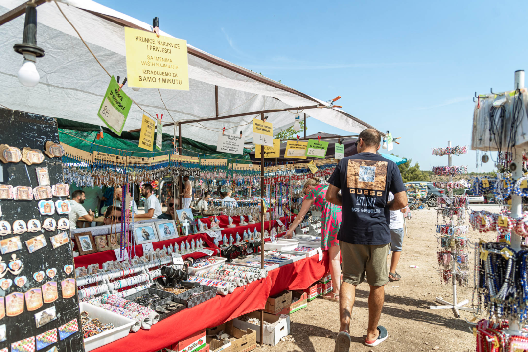 Velik broj vjernika okupio se u marijanskom svetištu u Vrpolju: Misu predvodio biskup Rogić