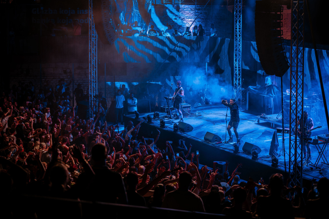 U Šibeniku se dogodio savršen spoj nespojivog koncertom za sve generacije: Vojko V, Baby Lasagna i Nipplepeople