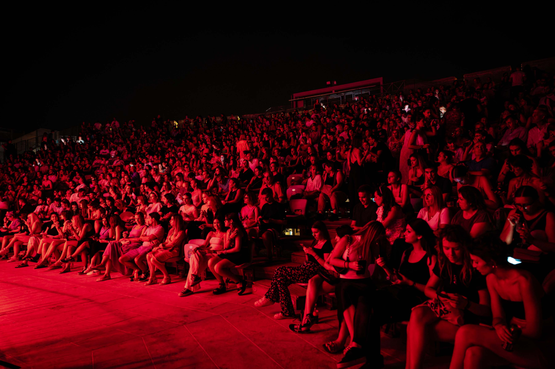 Silente ‘pronašli način’ i raspjevali rasprodanu tvrđavu sv. Mihovila 