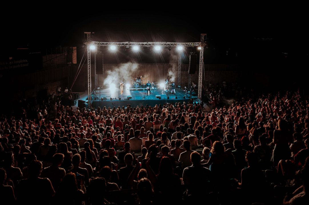 Silente ‘pronašli način’ i raspjevali rasprodanu tvrđavu sv. Mihovila 