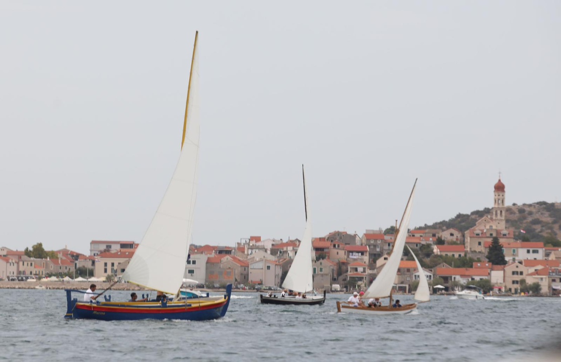 'Regata za dušu i tilo' održana u Betini, cilj je promocija tradicijske drvene brodogradnje
