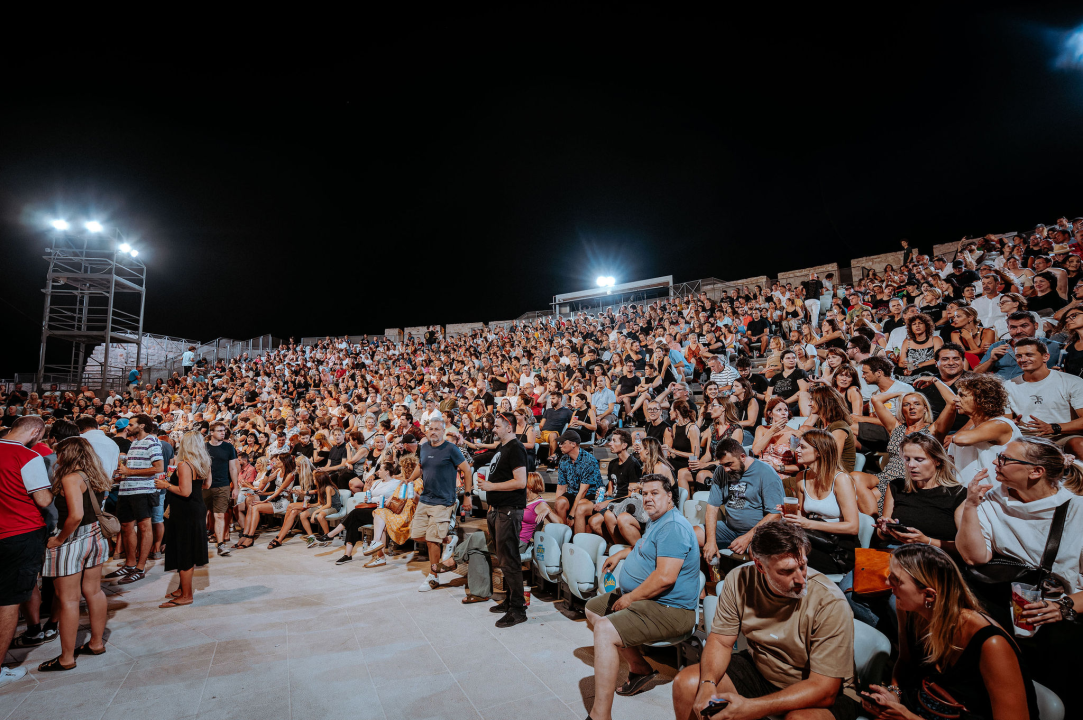 Editorsi održali fantastičan koncert u Šibeniku, nije ih omeo ni vjetar ni kiša