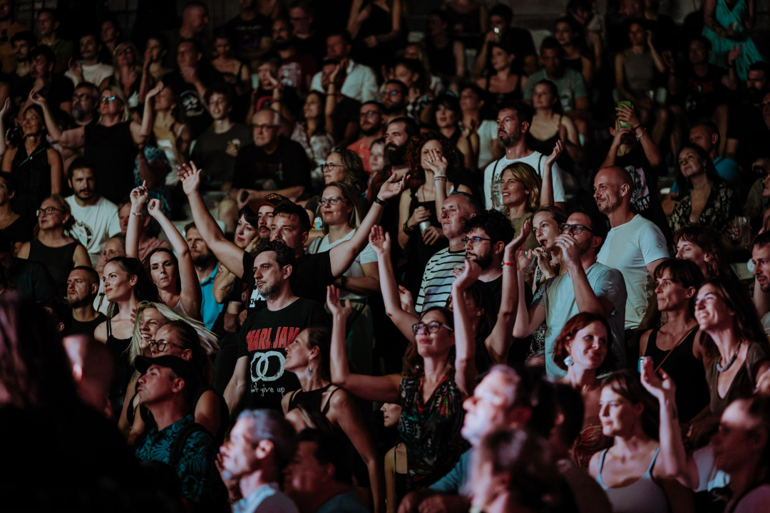 Editorsi održali fantastičan koncert u Šibeniku, nije ih omeo ni vjetar ni kiša