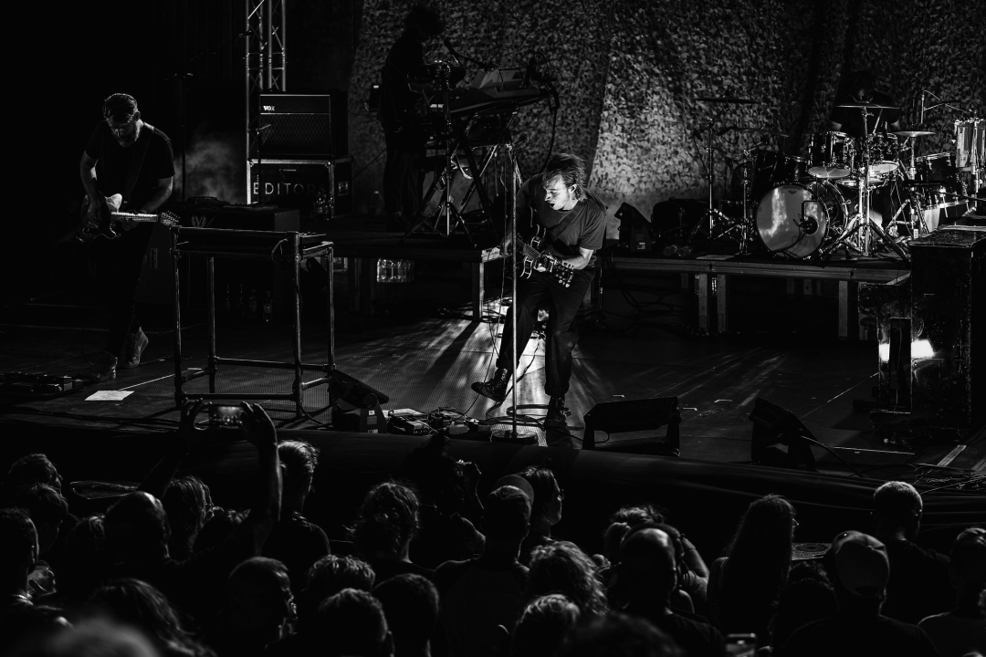 Editorsi održali fantastičan koncert u Šibeniku, nije ih omeo ni vjetar ni kiša