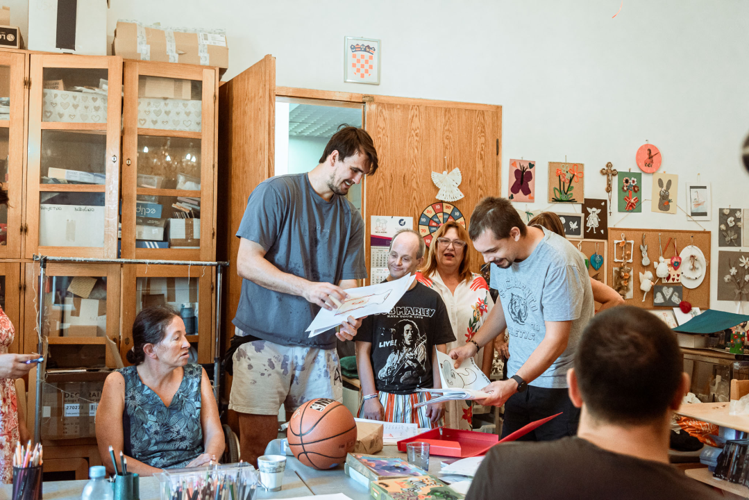 Dario Šarić posjetom razveselio Udrugu Kamenčići