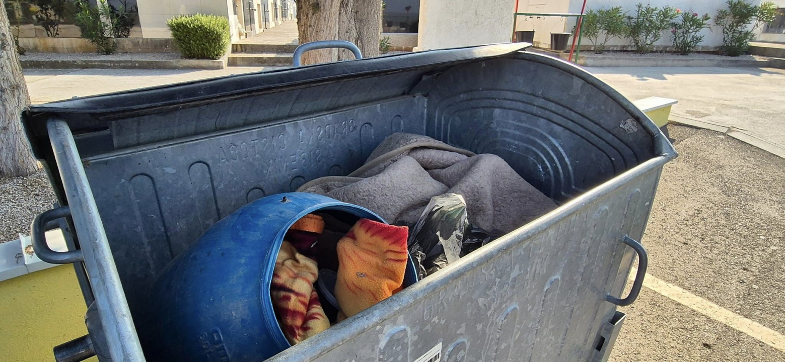 Usred noći ušao autom na groblje Kvanj i iskrcao svoje smeće u kontejner